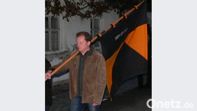 Thomas Schwingl führt die Kolpingfamilie nicht nur als Vorsitzender an, sondern geht beim Kirchenzug auch mit dem Banner vorneweg. Bild: nid