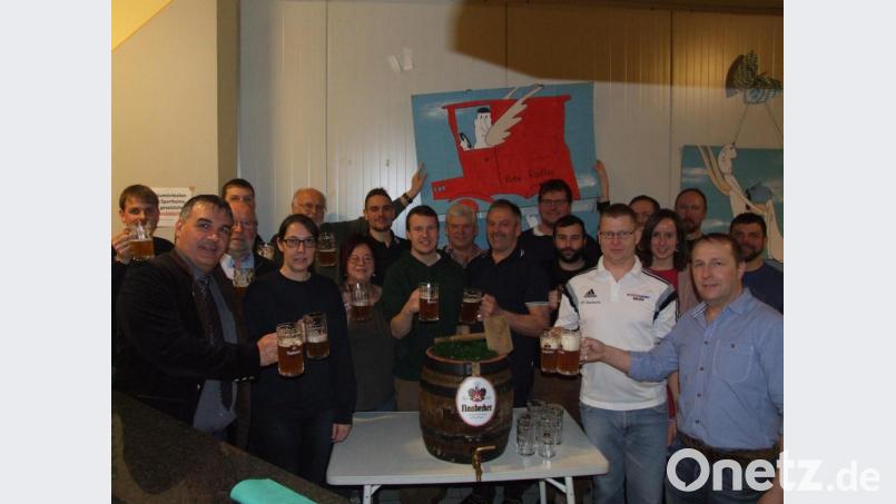 Die Verantwortlichen des Seebarner Bockbierfestes stießen mit Michael Weiler (vorne links) von der Naabecker-Brauerei auf ein gutes Gelingen an. Bild: zth