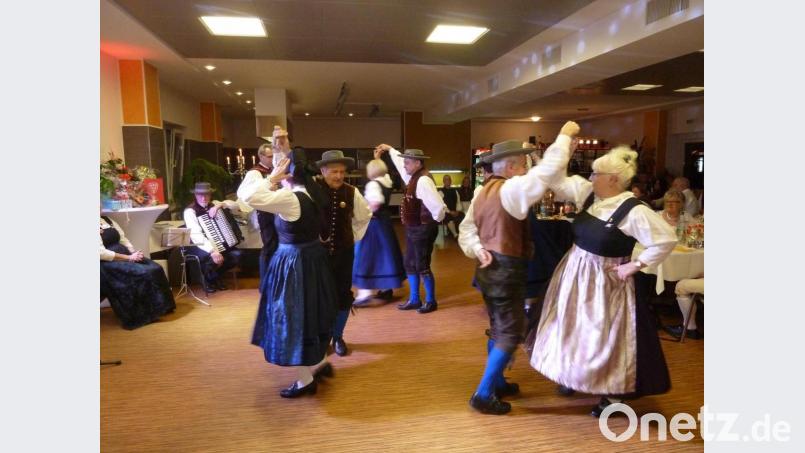 Mit Oberpfälzer Figurentänzen bereichern die Birgländer den Festabend in Dessau. Bild: mag