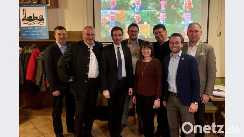 Besonders gute Laune aufgrund der posititven Nachrichten zum Abschluss der Veranstaltungsreihe vor der Kommunalwahl: Bürgermeister Ludwig Biller mit Dr. Stephan Oetzinger (zweiten und dritter von links) mit Verantwortlichen der Union aus der Gemeinde und Nachbarkommunen. Bild: exb