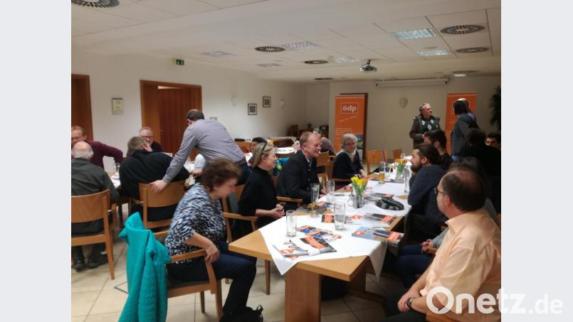 Nach den Reden der Spitzenkandidaten der ÖDP ging es zum gemütlichen Teil des Abends über. Bild: Daniela Dotzler