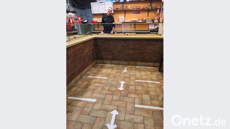 Einer nach dem anderen – wenn nur einer käme. In dieser Pizzeria im Zentrum Maceratas haben die Inhaber Klebestreifen auf den Boden geklebt, um den Mindestabstand anzuzeigen, der vor Corona schützen soll. Bild: exb/Andrea Mozzoni