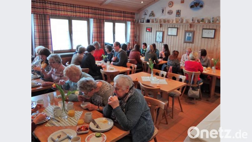 Gemütlichkeit und gute Unterhaltung herrscht beim Frauenfrühstück in Schwarzenbach. Bild: whw
