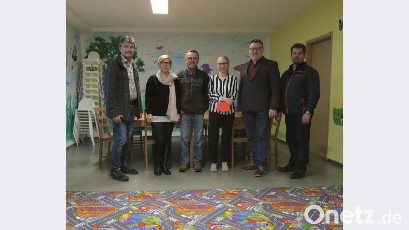 Die Eltern-Kind-Gruppen-Leiterin Alexandra Karl (Dritte von rechts) freut sich über die Spende und dankt Volker Jung und Daniel Weidner (von rechts) sowie Christof Braunisch und Balbina und Miroslaw Swadzba (von links). Bild: ibj