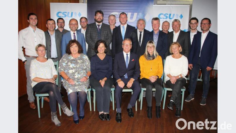 Die CSU-Kandidaten für den Stadtrat. Sitzend von links, Angelika Brunner, Olga Luft, Doris Schön, Franz Stahl, Kerstin Burkhard und Gabi Landgraf. Stehend von links, Johannes Klinger, Paulus Mehler, Dr. Michael Rüth, Dr. Alfred Scheidler, Oliver Müller, Michael Arbter, Hans Gmeiner, Huberth Rosner, Peter Gold, Vinzenz Rahn, Hans Prucker, Konrad Zant, Sebastian Wiedemann und Harald Siegert. Bild: kro