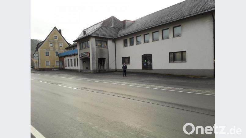 Bürgermeister Reiner Pickel vor der in die Jahre gekommenen früheren Tanz-Ranch. Bild: pgr
