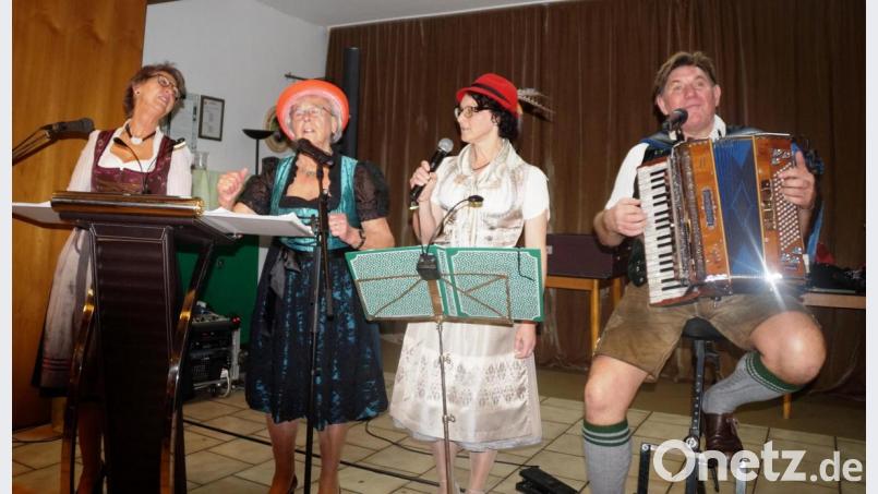 Die Ratschkatln Franziska Gradl, Luise Deiminger und Beate Hermann mit ihrem Musikanten Hans Reiger (von links) hatten die Lacher auf ihrer Seite. Bild: weu