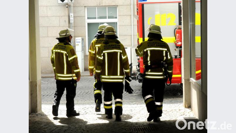 Nicht nur tags, sondern auch mitten in der Nacht ist die Amberger Feuerwehr in Windeseile mit Mann und Maus unterwegs, wenn ihr ein Brand gemeldet wird. Wenn von einem Mehrfamilienhaus die Rede ist, rückt natürlich gleich der ganze Löschzug aus. Bild: Stephan Huber