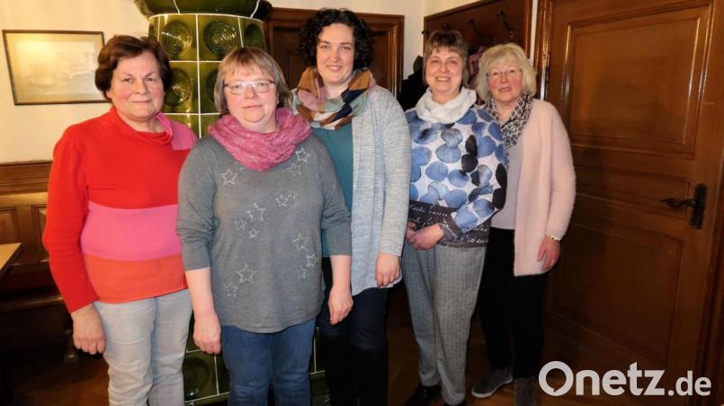 Die Kreisvorsitzende der Frauen-Union, Tina Zeitler (Mitte), dankte bei der Jahreshauptversammlung für das breite und große Engagement des Friedenfelser Ortsverbandes. Gabi Härtl, Monika Selch, Klaudia Tretter und Elisabeth Mühlbauer (von links) freuten sich über das Lob. Bild: bsc