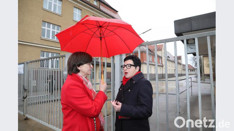 Saskia Esken (links), die sich mit Norbert Walter-Borjans den Bundesvorsitz der SPD teilt, mit der Amberger SPD-Oberbürgermeisterkandidatin Birgit Fruth vor der Leopoldkaserne. Fruth kann sich gut vorstellen, auf dem ehemaligen Bundeswehr-Areal sozialen Wohnungsbau zu realisieren. Bild: Wolfgang Steinbacher