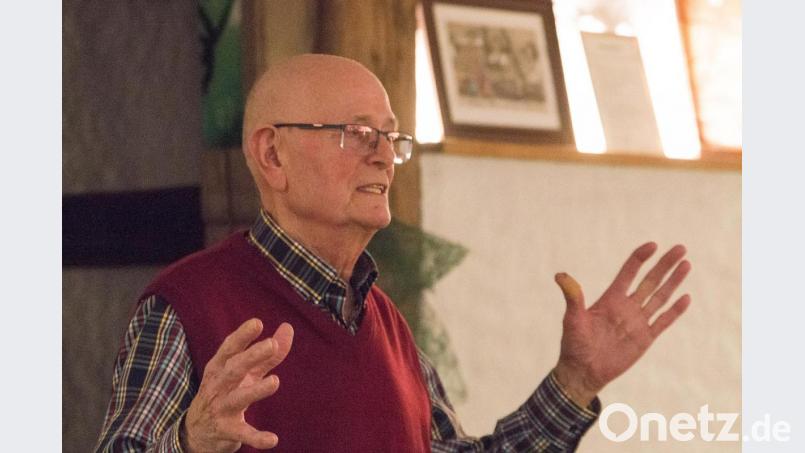 Filmemacher Hans Meister bei der Ansprache mit einer kurzen Einführung zu den Filmen. Bild: nza