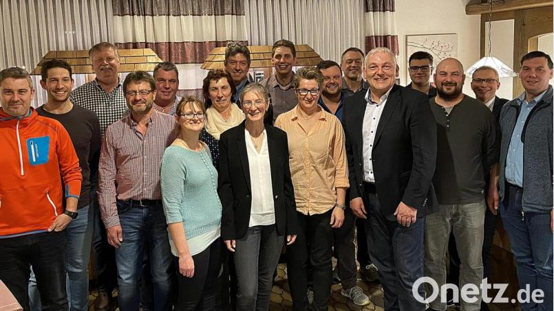 Die Kandidaten der CSU-Marktratsliste mit Vorsitzendem Roland Sollner (Fünfter von links) und Bürgermeisterkandidat Klaus Hafner (Fünfter von rechts). Bild: sck