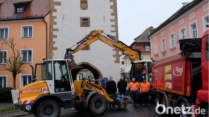 Bei einer Baustellenbesichtigung erläutert Vorarbeiter Reiner Neumann (Zweiter von rechts) von der Firma Markgraf Bürgermeister Hans-Martin Schertl und Bauamtsleiter Stefan Ertl (von links) den Fortgang der Maßnahme. Bild: Stefanie Gradl