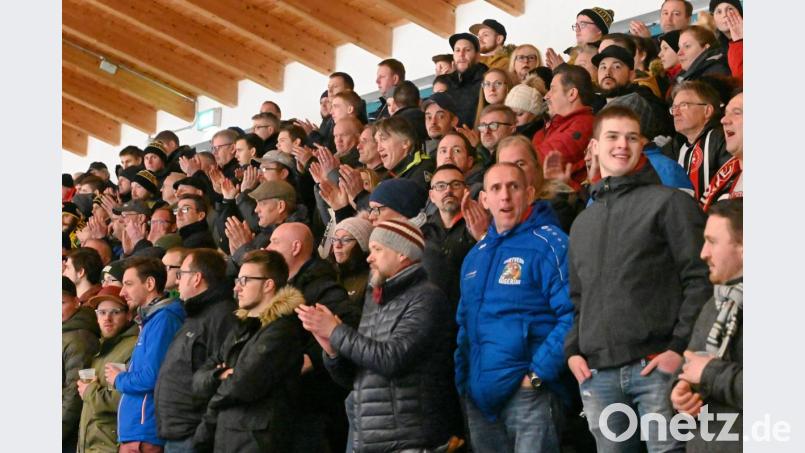 Am Sonntag standen die Fans dicht gedrängt auf der Tribüne im Eisstadion am Schanzl. Ob am Freitag, 13. März, die Fans ins Stadion in Buchloe dürfen, ist noch offen. Momentan dürfen sie noch. Bild: ref