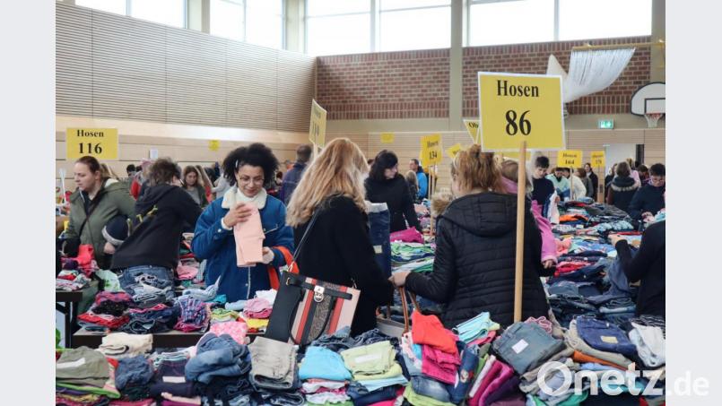 Schnell war die Mehrzweckhalle gefüllt. Viele Mamas, Papas und Großeltern kamen mit Kind und Kegel, um aus dem breiten Angebot Passendes zu finden. Bild: wrm