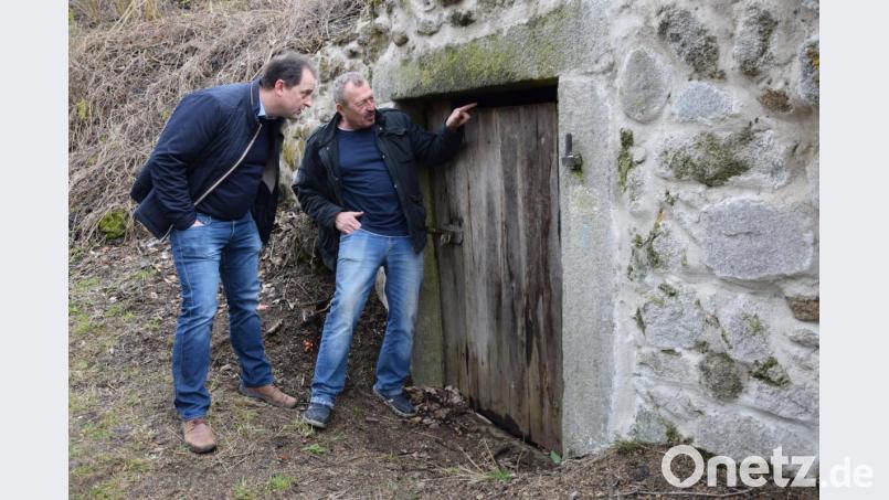 Geringer finanzieller Aufwand mit großer Wirkung. Josef Schieder zeigt Bürgermeister Anton Kappl (von rechts) die Einflugöffnung in den beiden sanierten Felsenkellern, die den Braunen Langohren gefällt. Bild: fz