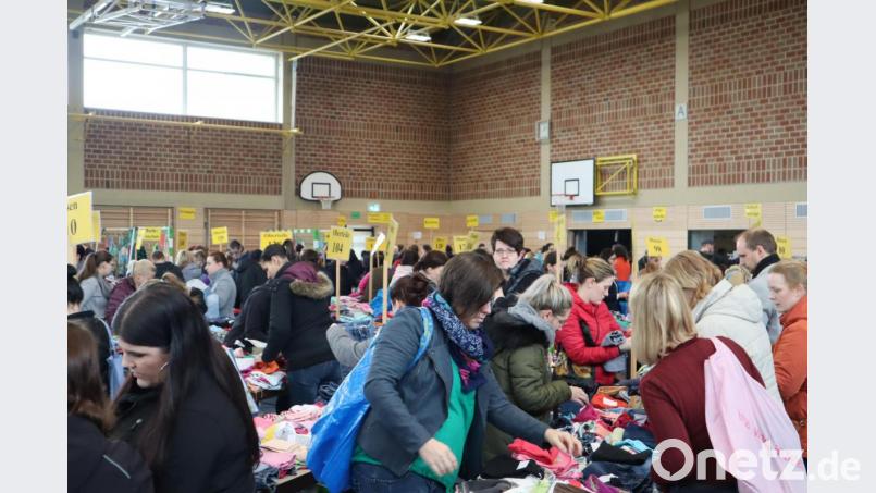 Schnell war die Mehrzweckhalle gefüllt. Viele Mamas, Papas und Großeltern kamen mit Kind und Kegel, um aus dem breiten Angebot Passendes zu finden. Bild: wrm