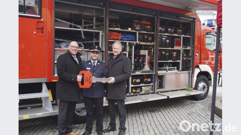 Landrat Karl Döhler (rechts) und Oberbürgermeister Oliver Weigel übergaben Stadtbrandinspektor Maximilian Seiler den Schlüssel für den neuen Gerätewagen Gefahrgut. Bild: fppp