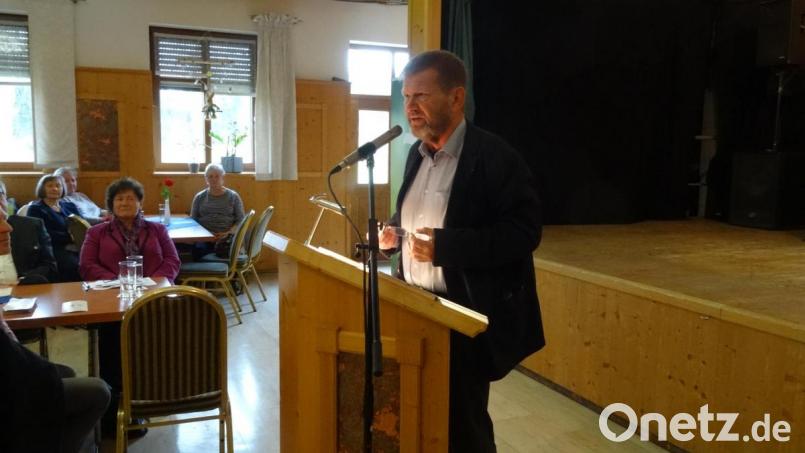 Die Macht aber auch die Ohnmacht von Worten demonstrierte Josef Epp anhand zahlreicher Beispiele in seinem Referat. Bild: hka