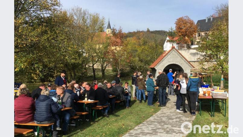 An der Uferpromenade hat der Verein der Kirwaleit in Hohenburg einen Backofen gebaut. Das Probeanheizen war im Spätherbst und jetzt soll die offizielle Inbetriebnahme mit einem Backofenfest im ersten Halbjahr sein. Bild: bö