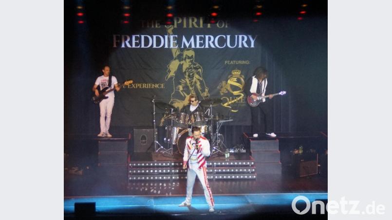 Sänger Ivan Ristanovic brachte Freddie Mercury stimmlich und äußerlich stilecht auf die Bühne und bot mit seinen Musikern eine sensationelle Bühnenshow. Bild: weu