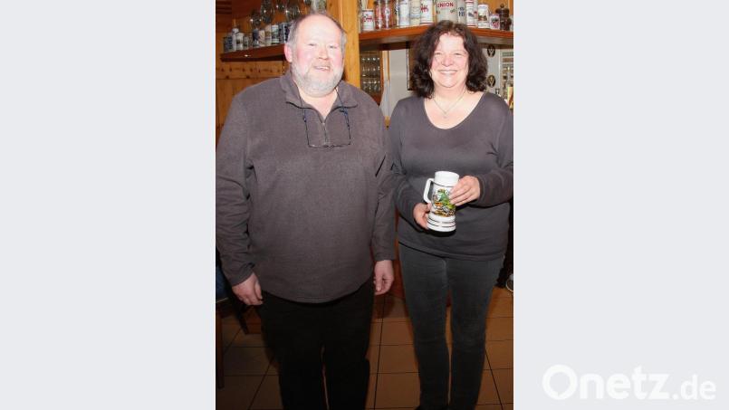 Vorsitzender Michael Weiß freute sich über Kerstin Walch als weitere Hegerin des Ameisenschutzvereins. Bild: wro