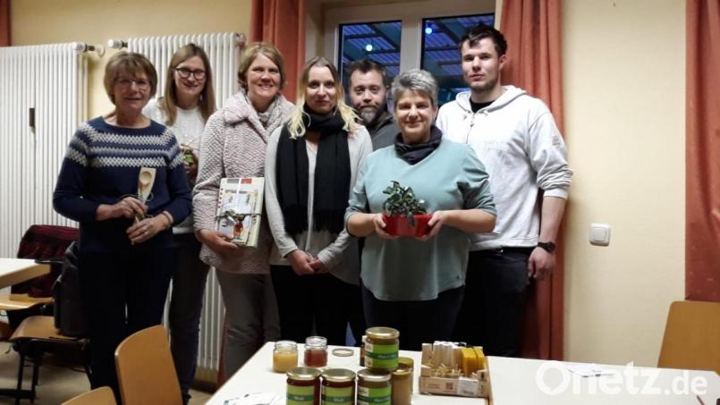 Bürgermeisterkandidatin Ute Döhler (Zweite von links), Dozentin Sabine Hindringer (Vierte von links) und Imkerin Ute Dörfler (Sechste von links) gestalteten einen Nachmittag zum Thema Nachhaltigkeit. Dabei gab es auch eine kleine Verlosungsaktion. Bild: exb
