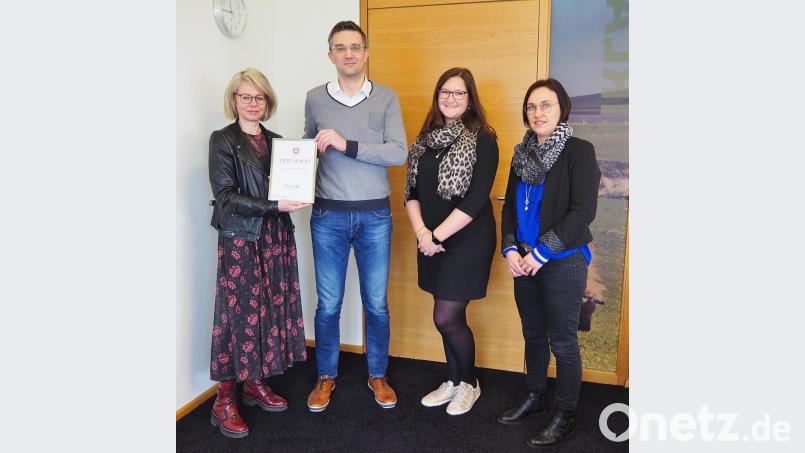 Auszeichnung für Ausbildungsbetrieb "Nix-wie-weg": Die stellvertretende Leiterin der Arbeitsagentur Weiden Claudia Wildenauer-Fischer überreicht die Urkunde an Firmenchef Nicolas Götz. Mit dabei die Bundespreisträgerin Franziska Rother und Arbeitsvermittlerin Tina Maier. Bild: Bühner