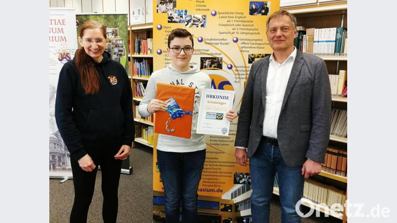 Lukas Hägler setzte sich am JAS-Gymnasium Nabburg gegen seine Mitschüler durch, denn er konnte beim Geographiewettbewerb „Diercke Wissen“ zahlreiche, oft knifflige und anspruchsvolle Fragen zu Deutschland, Europa und der Welt, zur allgemeinen Geographie sowie auch komplexe Kartenaufgaben lösen. Schulleiter Christian Schwab gratulierte bei der Urkundenverleihung gemeinsam mit der betreuenden Lehrkraft Catharina Höcherl zu diesem Erfolg. Bild: exb