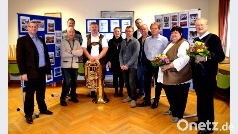 Bei der Ausstellungseröffnung (von links): Dritter Bürgermeister und Freie-Wähler-Bürgermeisterkandidat Manfred Schlosser, Heimatpfleger Erwin Meier, stellvertretender FW-Vorsitzender Peter Großmann, Franz Gericke, Judith Schlosser, FW-Stadtrat Georg Wendl, FW-Vorsitzender Harald Kausler, Günter Demleitner, Georg Finster, Ingrid Gericke und Ewald Großmann. Bild: sh