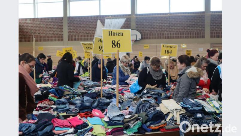 Schnell war die Mehrzweckhalle gefüllt. Viele Mamas, Papas und Großeltern kamen mit Kind und Kegel, um aus dem breiten Angebot Passendes zu finden. Bild: wrm