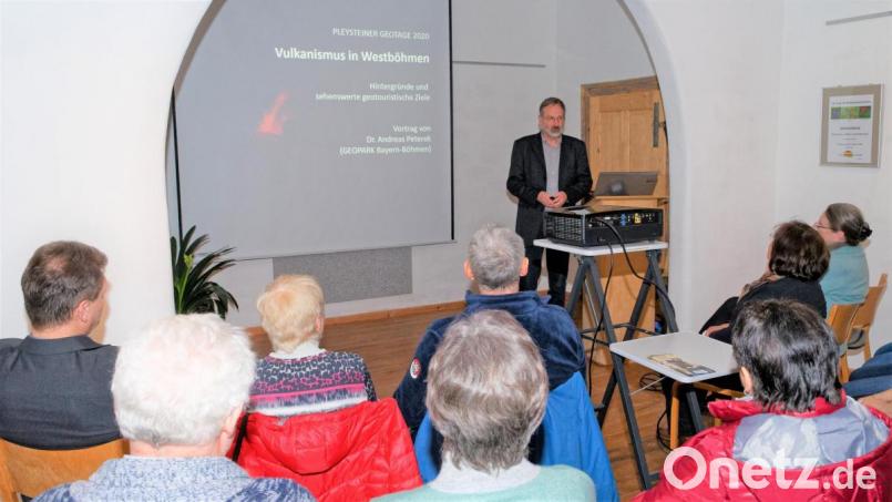 Dr. Andreas Peterek hat bei seinem Vortrag im Stadtmuseum sehr aufmerksame Zuhörer. Bild: tu