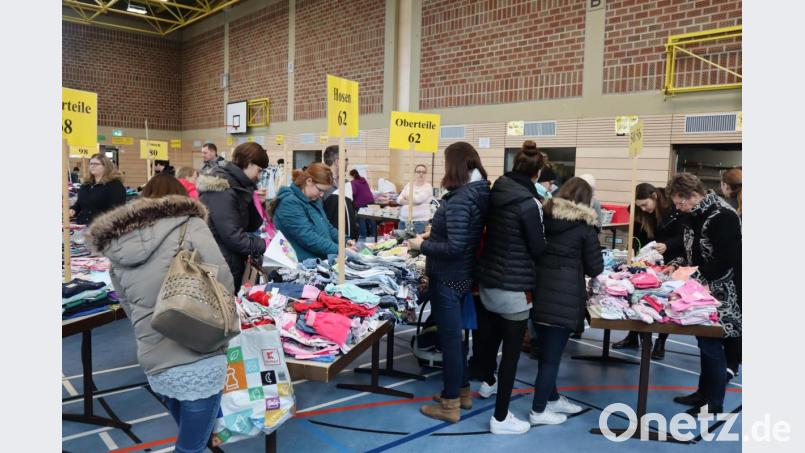 Als eine Stunde eher für die Schwangeren geöffnet war, waren vor allem die kleinen Größen heiß begehrt. Bild: wrm