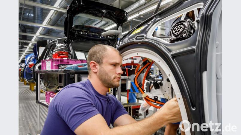 Montage der Ladedose: Die Plug-in-Hybride laufen im Regensburger BMW-Werk vom selben Produktionsband wie alle anderen Modelle. Bild: BMW Group