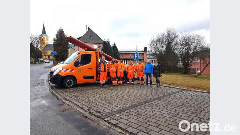Seit Wochenbeginn können die neuen Parkplätze genutzt werden, welche in Zusammenarbeit des gemeindlichen Bauhofs mit Alfred Blöderl (Zweiter von rechts) und Bürgermeisterin Margit Kirzinger (rechts) in Eigenregie entstanden. Bild: fjo
