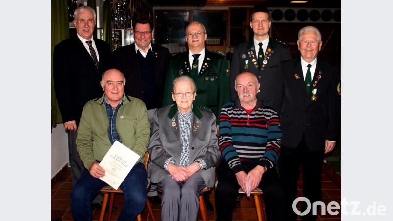 Die Schützengesellschaft Almenrausch ehrt Edmund Hösl (sitzend, links) für 40 Jahre Treue. Bild: R. Kreuzer