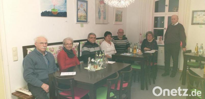 „Eure Beschwerden werden abends und nachts schlimmer, nehmen in Ruhe zu und können durch Bewegung gebessert werden“, berichtete Peter Ilchmann (rechts) von der RLS-Selbsthilfegruppe Weiden. Bild: jzk