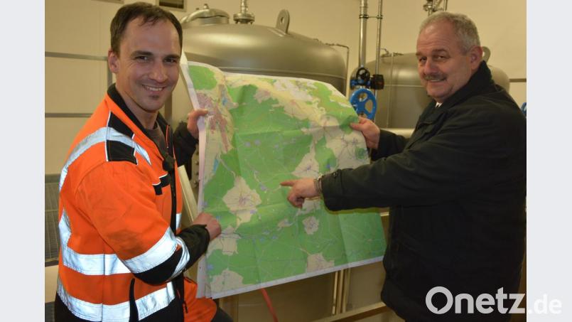 Wassermeister Wolfgang Haberkorn (links) und Bürgermeister Johann Burger, Vorsitzender des Wasserzweckverbands Pfaffenreuther Gruppe, hoffen auf ein positives Ergebnis einer Machbarkeitsstudie. Dann würde der Verbund um weitere Bereiche in der Umgebung erweitert werden. Bild: jr