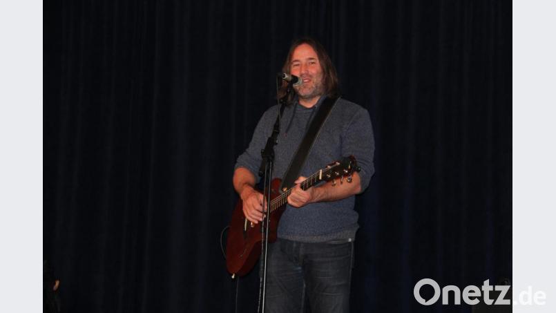 Der Musik-Kabarettist, Lieermacher und Schauspieler Roland Hefter begeistert das Publikum im Theaterstodl des Gasthauses Plödt mit seinem aktuellen Programm &quot;So lang&#039;s no geht&quot;. Bild: prh