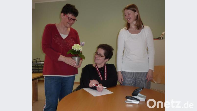Blumen gab es zum Weltfrauentag für die weiblichen Beschäftigten der Stiftlandwerkstätten St. Elisabeth. Im Bild die Frauenbeauftragten Alexandra Keller (links) und Stephanie Kern (rechts) mit Mitarbeiterin Ramona Aschenbrenner. Bild: Silke Schaaf/exb