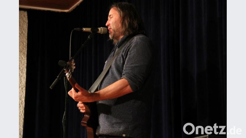 Der Musik-Kabarettist, Liedermacher und Schauspieler Roland Hefter begeistert das Publikum im Theaterstodl des Gasthauses Plödt mit seinem aktuellen Programm &quot;So lang&#039;s no geht&quot;. Bild: prh