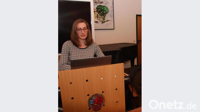 Susanne Heller vertrat das Sinzinger Planungsbüro Bartsch und nahm zu vielen Planungs-Themen Stellung. Bild: wro