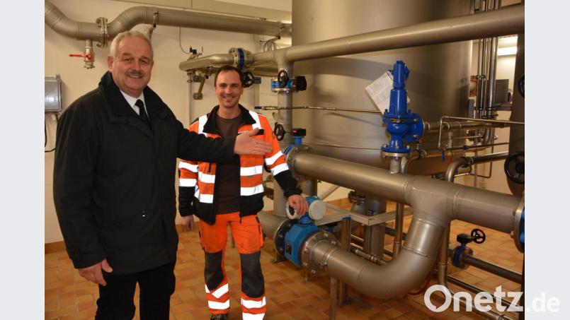 Wassermeister Wolfgang Haberkorn (rechts) und Bürgermeister Johann Burger, Vorsitzender des Wasserzweckverbands Pfaffenreuther Gruppe, hoffen auf ein positives Ergebnis einer Machbarkeitsstudie. Dann würde der Verbund um weitere Bereiche in der Umgebung erweitert werden. Bild: jr