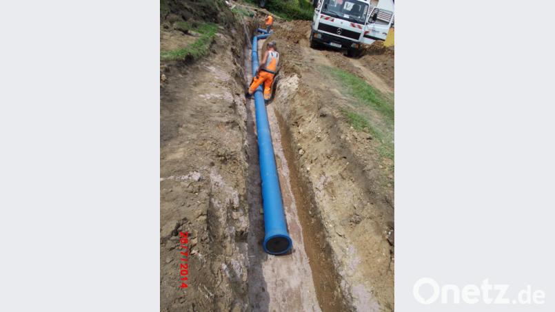 Die blauen PE-Rohre setzen sich immer mehr durch bei Verlegung neuer Strecken und beim Ersatz. Bild: exb