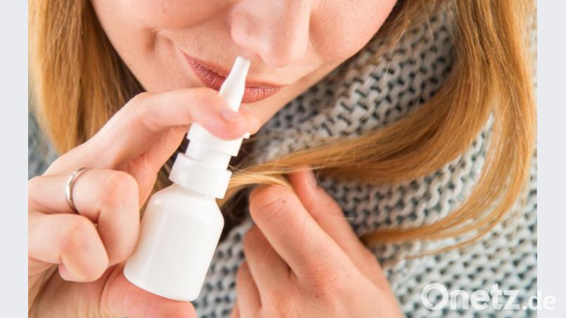 Nicht zu lang nehmen: Die Schleimhäute können sich an Nasenspray gewöhnen - ohne das Medikament wird die Nase dann gar nicht mehr frei. Bild: Christin Klose/dpa