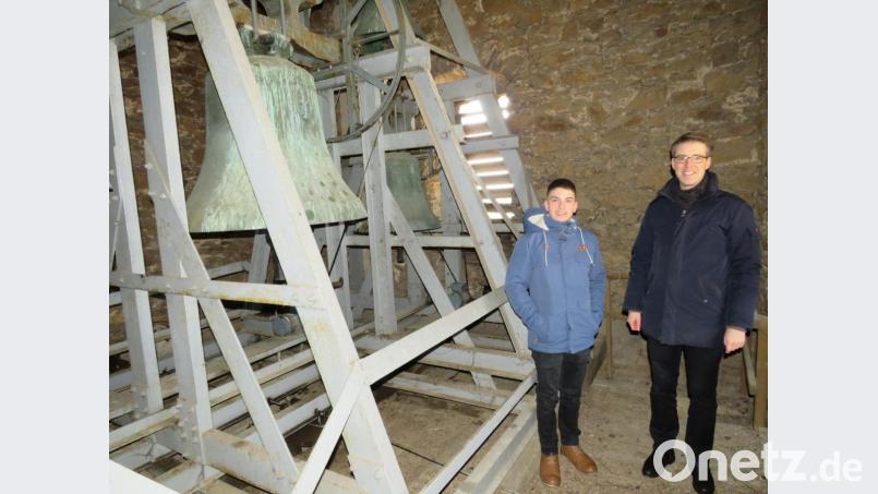 Pfarrer Thomas Kopp (rechts) freut sich über das Interesse am Klang der Glocken der Pfarrkirchen in Altenstadt/WN. Manuel Sestito (links) stieg gemeinsam mit dem Pfarrer in den Glockenstuhl der Alten Pfarrkirche. Bild: adj