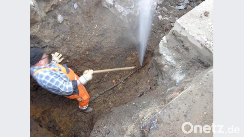 Leck gefunden: Aus diesem freigelegten Hausanschluss spritzt eine wahre Fontäne in die Höhe. Wer weiß, wie lange hier schon Undichtigkeit herrscht? Bild: exb