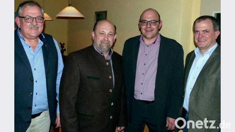 Interkommunalen Zusammenhalt in den Gemeinden Speinshart, Vorbach und Schlammersdorf betonen die Gemeinderats- und Kreistagskandidaten Gerhard Löckler (links) und Holger Götz (rechts) sowie die Bürgermeister- und Kreistagskandidaten Manfred Plössner und Johannes Schmid (Zweiter und Dritter von links). Bild: br