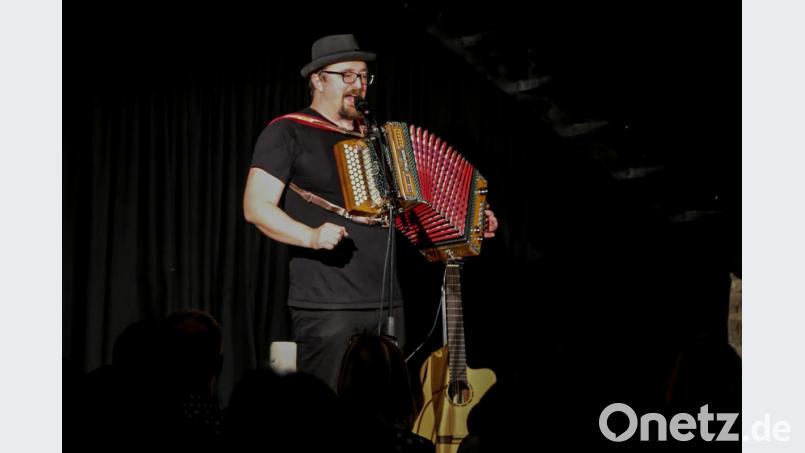 Helmut A. Binser begeistert am Schafferhof das Publikum. Bild: Roland Wellenhoefer
