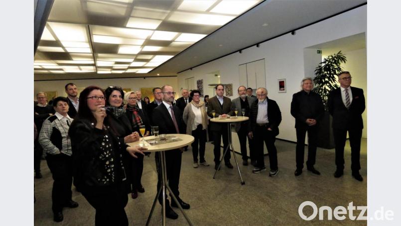 Aufmerksam hörten die Gäste und Künstler Tom Brankovic (Zweiter von rechts) den Laudatoren zu. Bild: ubb